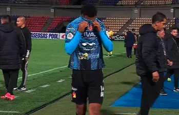 El futbolista del Deportivo Pereira, Carlos Vega, sale de la cancha del estadio Libertad de Pasto tras ser expulsado en la noche del lunes 27 de octubre. Foto: captura de pantalla  El futbolista del Deportivo Pereira, Carlos Vega, sale de la cancha del estadio Libertad de Pasto tras ser expulsado en la noche del lunes 27 de octubre. Foto: captura de pantalla