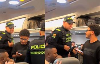 El joven fue abordado por dos policías quienes le pidieron que bajara del avión. Foto: Captura de video 