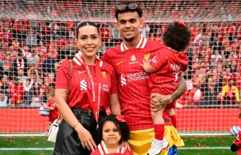 Geraldine Ponce y Luis Díaz en la celebración del título de Liverpool en el estadio de Anfield. FOTO: Tomada de Instagram @gera25ponce