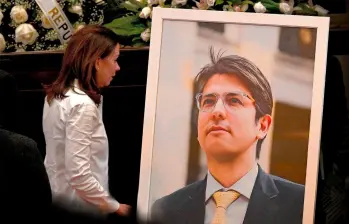 María Claudia Tarazona frente a la foto póstuma de Miguel Uribe Turbay en el Congreso. FOTO: AFP