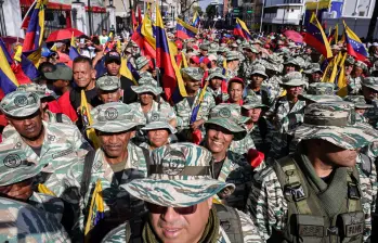 Tras conocerse el despliegue de tres buques de guerra hacia el mar Caribe por parte de Estados Unidos, el régimen chavista busca asegurar 4,5 millones de milicianos para poder responder a una posible intervención de tropas estadounidenses. Foto: Getty Images