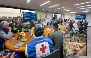 Adelante, una de las zonas vulnerables de la ciudad. Atrás. Consejo de Gestión del Riesgo de Medellín. FOTO: Cortesía