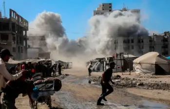 Un almacén donde se habían refugiado “decenas” de personas fue uno de los blancos de los bombardeos aéreos del ejército israelí en Ciudad de Gaza. FOTO: Xinhua