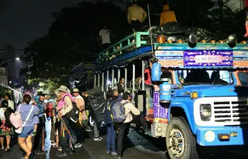 Así se comenzó a desarrollar el retorno de los indígenas a sus territorios en buses escalera. FOTO: CORTESÍA