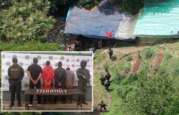 Adelante, los cuatro detenidos en el operativo. Atrás, el socavón en la vereda San Andrés. FOTO: Cortesía Policía Metropolitana.