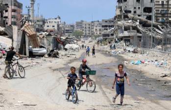 La zozobra por los restos de la guerra y sobre qué sucederá al otro día contrastan con la diversión que pocos niños gozan en el territorio de la Franja de Gaza. FOTO: AFP