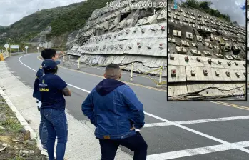 Técnicos del Dagran evalúan la estructura afectada en el municipio de Dabeiba. FOTO: Cortesía