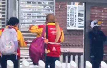 Las mujeres fueron grabadas mientras ingresaban al sistema de transporte evadiendo el pasaje. Foto: Captura video redes sociales