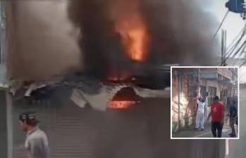 En cuestión de minutos las llamas alcanzaron varios metros de altitud. Adelante,el vecino rescatado. FOTO: Imagen tomada de redes sociales.