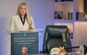 Erika Kirk grabó el mensaje junto a la silla de la oficina de su esposo, en la que él grababa sus pódcasts y videos para redes sociales. FOTO: Captura de video