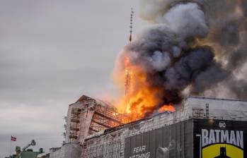  Frank Trier Mikkelsen, director de operaciones del departamento de bomberos del Gran Copenhague, afirmó: “dada la gravedad de la conflagración, será necesario retirar varias partes del techo elaboradas en cobre, ya que el agua estaría rebotando sobre estas y no estaría permitiendo su ingreso hasta el lugar de las llamas” Foto: GETTY