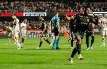 El momento exacto donde Cardona le celebra el gol a un defensor de Sao Paulo. Foto: redes sociales