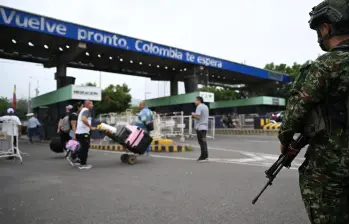 La tensión en la frontera de Colombia con Venezuela sigue aumentando en medio de la incertidumbre en la que están los venezolanos y los periodistas que han sido detenidos tras la caída de Maduro. FOTO: AFP