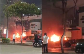 El pasado 26 de septiembre otro automóvil fue detonado en los exteriores de la Cárcel Regional de Guayaquil, aunque esa vez no hubo heridos ni muertos. FOTO: Captura video redes sociales @EmergenciasEc
