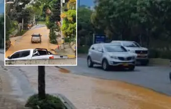  Adelante, el agua bajando por la loma de la calle 49D Sur. Abajo, la inundación en la Avenida 43A. FOTO: Cortesía Denuncias Antioquia
