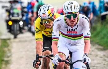 El ciclista belga Wout Van Aert (atrás en la foto), es uno de los pedalistas más completos del mundo. Foto: tomada del x de @VismaLeaseaBike