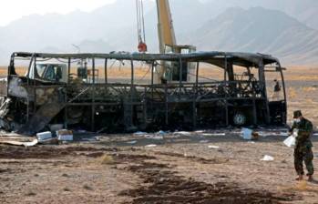 El vehículo llevaba afganos que se devolvían a Kabul desde Irán, uno de los países que ha expulsado a los migrantes después de albergarlos durante décadas. FOTO: AFP