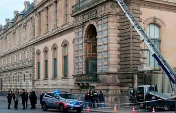 El robo se perpetró el pasado domingo, 19 de octubre, cuando el museo del Louvre apenas abría al público en París. FOTO: AFP El robo se perpetró el pasado domingo, 19 de octubre, cuando el museo del Louvre apenas abría al público en París. FOTO: AFP