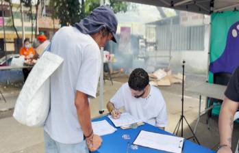 Uno de los habitantes de calle recibiendo acompañamiento en la jornada de bienestar. FOTO: Cortesía