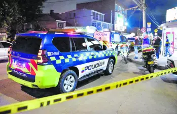 Los hombres buscan a sus víctimas a las afueras de centros comerciales y unidades deportivas haciéndose pasar por integrantes de la Sijin o agentes de seguridad. Foto de referencia: Colprensa