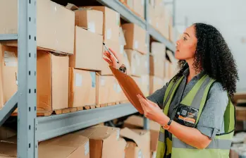Logística, ventas y seguridad son algunos de los sectores donde Alkosto y Ktronix requieren personal en varias regiones de Colombia. FOTO: GETTY