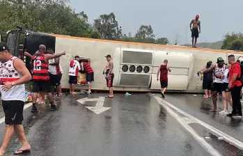De acuerdo con la Policía Federal de Carreteras, el siniestro ocurrió en el kilómetro 281 de la vía, en dirección a São Paulo, cuando pretendían llegar a Argentina. FOTO: Tomada de redes sociales @tsmnoticias De acuerdo con la Policía Federal de Carreteras, el siniestro ocurrió en el kilómetro 281 de la vía, en dirección a São Paulo, cuando pretendían llegar a Argentina. FOTO: Tomada de redes sociales @tsmnoticias