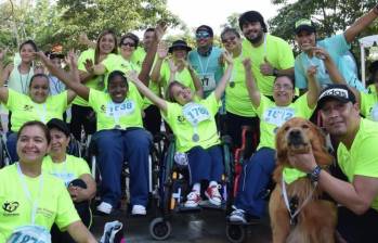 Participantes de Corre por Amor en la ciudad de Medellín, la carrera que promueve la inclusión social por medio del deporte. FOTO: CORRE POR AMOR 
