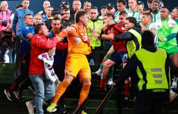El arquero uruguayo Washington Aguerre protagonizó una pelea con jugadores de Nacional al final del clásico paisa de la quinta fecha de cuadrangulares. FOTO: Manuel Saldarriaga