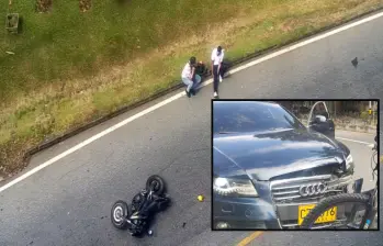 Adelante, uno de los automotores involucrados en un accidente que luego se dio a la fuga. Su conductor estaba ebrio según una prueba de Alcholemia. Atrás, las víctimas del siniestro vial. FOTO: imagen tomada de redes,
