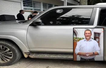 Adelante, el alcalde de Cartago, Juan David Piedrahíta. Atrás, el vehículo tras el ataque armado. FOTO: imagen tomada de redes sociales.