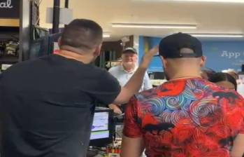En video: ¡Lo que faltaba! Extranjero insultó a la cajera de un almacén en El Poblado