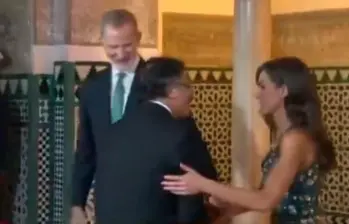 El presidente Gustavo Petro intentó romper el protocolo al momento de saludar a la reina Letizia de España. Foto: Captura de video