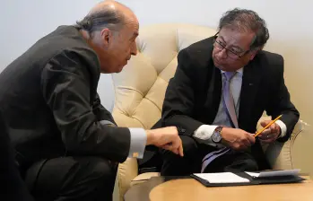 Álvaro Leyva fue el primer ministro nombrado por Gustavo Petro, a quien presentó como el líder de “una Cancillería de paz”. Foto: Presidencia