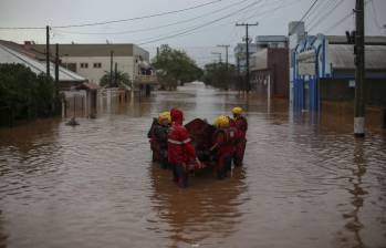 En una sola población hay casi 300 localidades afectadas y cubiertas por una gran altura de agua represada en las calles y viviendas. FOTO: AFP