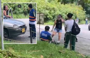 Adelante, el joven haciendo cumplir la norma vial. Atrás, la conductora pateando al estudiante. FOTO: Cortesía Denuncias Antioquia