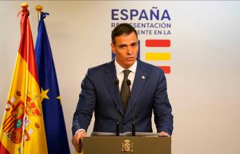 El presidente del Gobierno español, Pedro Sánchez, durante su discurso mientras anunciaba que seguiría en el poder. FOTO: CAPTURA DE VIDEO