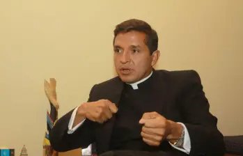 El padre Chucho viaja con frecuencia a diferentes países cumpliendo labores pastorales. Foto: Colprensa El padre Chucho viaja con frecuencia a diferentes países cumpliendo labores pastorales. Foto: Colprensa