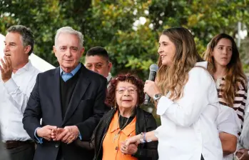 La candidata estuvo en tarima junto a Aníbal Gaviria, Álvaro Uribe y la comunidad de adultos mayores del municipio. Foto: Cortesía.