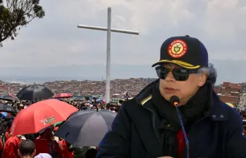 El presidente Gustavo Petro aseguró que un sacerdote estaría influenciando a sus feligreses. Foto: Colprensa y captura de video