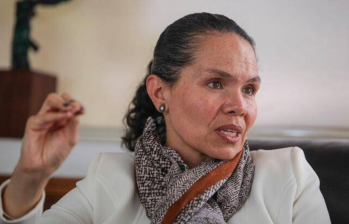La ministra Astrid Rodríguez se prepara para una moción de censura y debates de control político en el Congreso. 