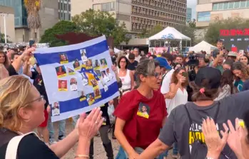 Cientos de personas se congregaron en “La Plaza de los rehenes” en Tel Aviv a celebrar el anuncio del cese el fuego y la liberación de rehenes en medio del conflicto entre Israel y Hamás. FOTO: Captura de video
