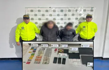 Atrás alias El Socio y una de sus cómplices. Adelante, parte de los elementos incautados por las autoridades. FOTO: Cortesía Policía Antioquia. Atrás alias El Socio y una de sus cómplices. Adelante, parte de los elementos incautados por las autoridades. FOTO: Cortesía Policía Antioquia.