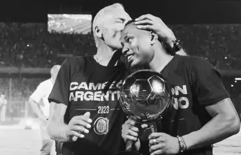 El entrenador Miguel Ángel Russo celebró con el futbolista colombiano Jaminton Campaz el título de Copa de la Liga de Argentina que consiguieron con Rosario Central en 2023. Foto: Tomada del Instagram de @bicho08_