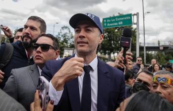 Daniel Quintero llegando a la Regstraduría para inscribir su candidatura a la Presidencia por el Pacto Histórico, el 26 de septiembre. FOTO: COLPRENSA