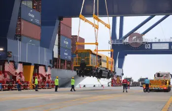 Reperfiladora que llegó a Puerto Antioquia para mejorar la operación del Metro de Medellín. Foto: Fico Gutiérrez @FicoGutierrez