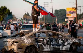 La situación continuaba tensa este lunes en Los Ángeles tras tres días de enfrentamientos entre las autoridades y los manifestantes por las políticas migratorias de Trump. FOTO: Getty