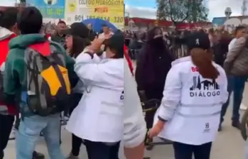 Los ciudadanos pedían que no se bloqueara la vía para poder ir a estudiar, trabajar y citas médicas. FOTO: Captura de video redes sociales