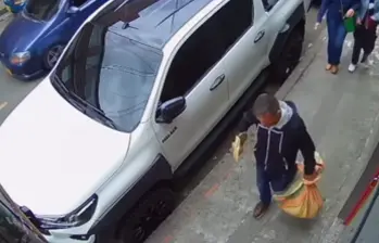 Así fue como robaron a unos periodistas del canal City TV en Bogotá. FOTO: Captura de video 