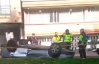 El Cuerpo de Bomberos de Bogotá informó que la estación Chapinero realizó el rescate de los cuerpos de las dos personas atrapadas. Una muerta y la otra herida. FOTO: Captura video redes sociales