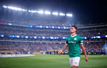 El colombiano Richard Ríos se despidió de sus compañeros antes de viajar a Portugal para presentar exámenes médicos en su nuevo club. FOTO GETTY 